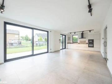 HOOGWAARDIG AFGEWERKTE NIEUWBOUWWONING MET DRIE SLAAPKAMERS EN TUIN INCLUSIEF TUINONDERHOUD TE RIEMST