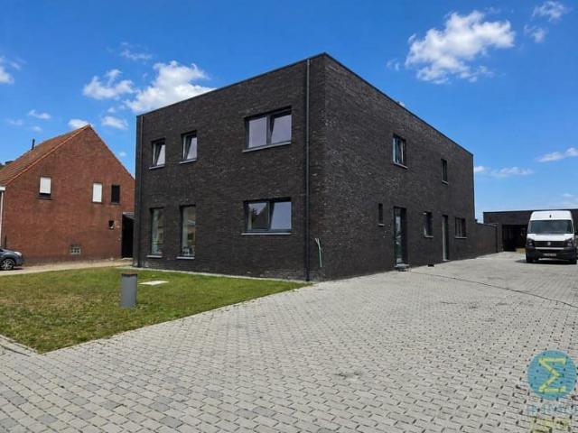 Hoogwaardig afgewerkte nieuwbouwwoning nabij het centrum