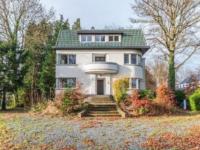 HOOGVORST Characterful villa with 6 rooms and large garden