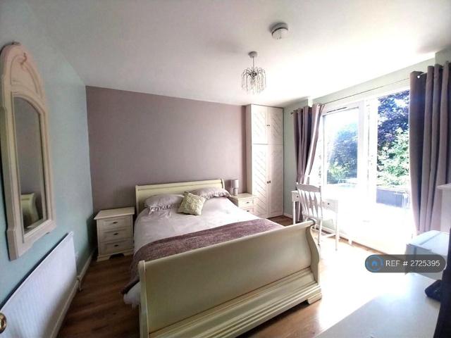 Hook Rise North, Surbiton, KT6 1 bed in a house share to rent £950 pcm £219 pw