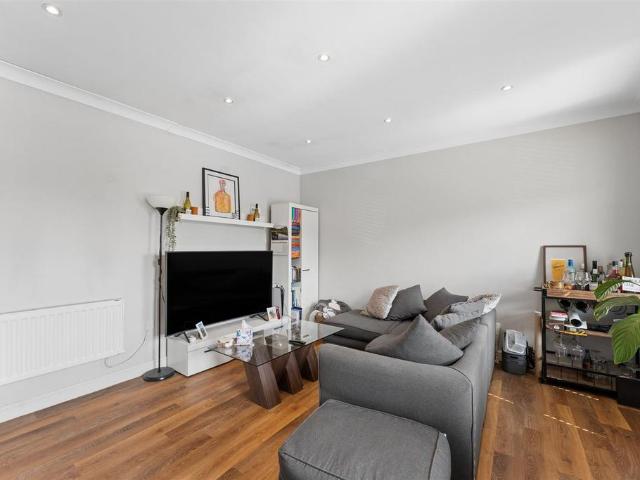 Hook Road, Chessington KT9 2 bed flat to rent £1,650 pcm £381 pw
