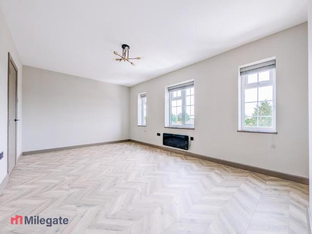 Hook Road, Chessington KT9 4 bed flat to rent £2,445 pcm £564 pw