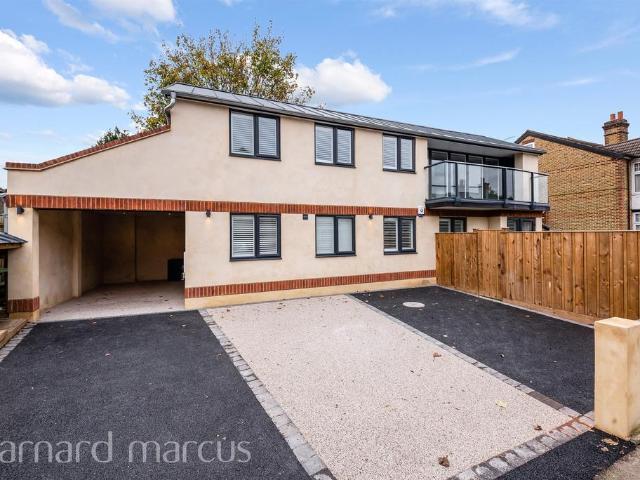 Hook Road, EPSOM 3 bed house to rent £2,500 pcm £577 pw