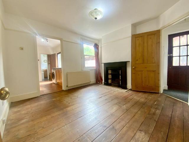 Hook Road, Epsom KT19 1 bed flat to rent £1,450 pcm £335 pw