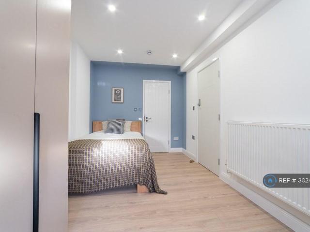 Hook Road, Epsom, KT19 1 bed in a house share to rent £1,050 pcm £242 pw