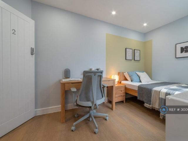 Hook Road, Epsom, KT19 1 bed in a house share to rent £950 pcm £219 pw