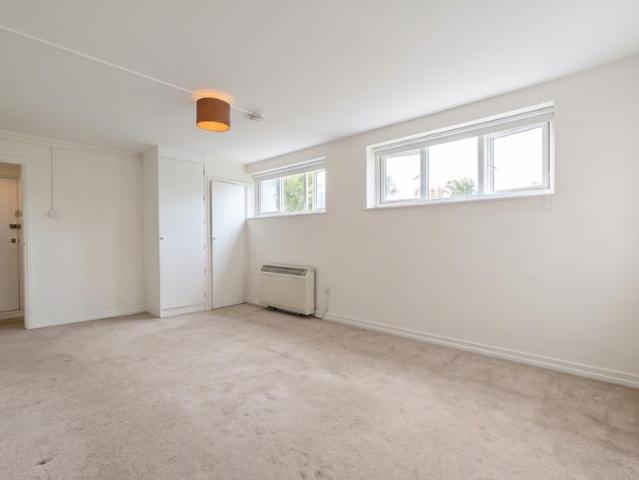 Hook Road, Surbiton KT6 Studio to rent £1,150 pcm £265 pw