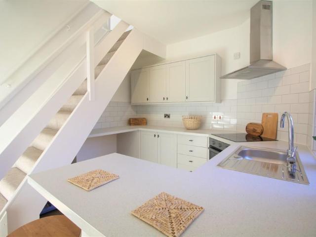 Hoole Lane, Chester CH2 2 bed terraced house to rent £1,100 pcm £254 pw