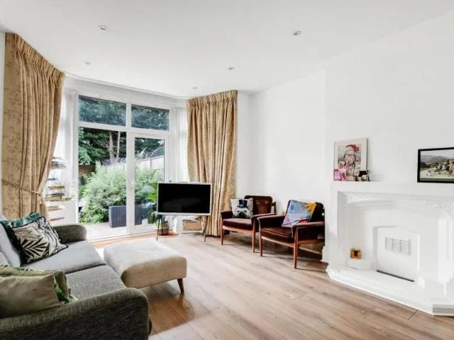 Hoop Lane, London, NW11 3 bed ground floor flat to rent £3,500 pcm £808 pw