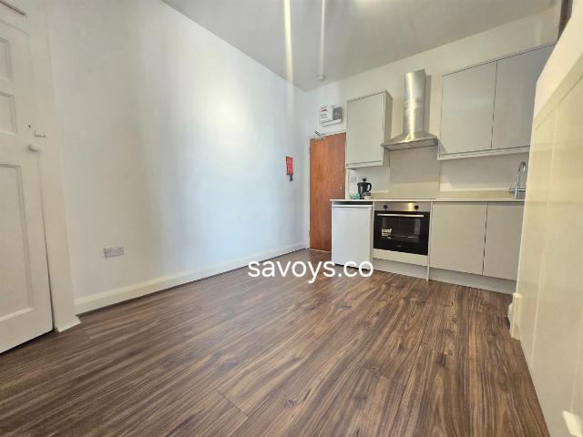 Hoop Lane, London to let