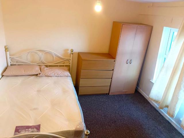 Hobart road, Tilbury, Essex, RM18 1 bed in a house share to rent £700 pcm £162 pw
