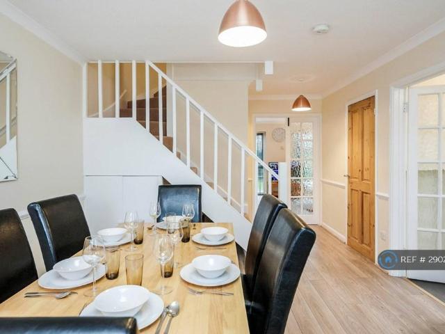 Hobbis Drive, Maidenhead, SL6 4 bed detached house to rent £4,497 pcm £1,038 pw