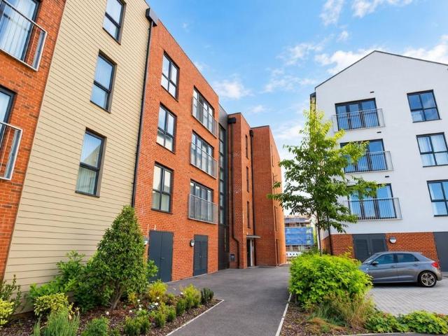 Hobbs Way, Gloucester GL2 2 bed apartment to rent £1,400 pcm £323 pw