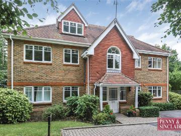Hobbs End, RG9 1RT 3 bed apartment to rent £1,900 pcm £438 pw