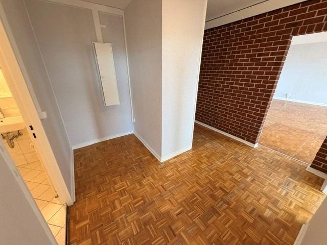 Hoch oben wohnen: Großzügige 2 Zimmer Wohnung mit Balkon in Berlin Westend!