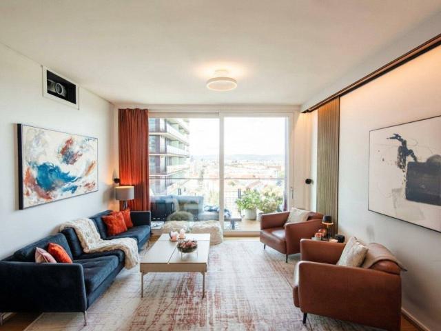Hoch oben zuhause: Top Wohnung mit Balkon und sensationellem Ausblick I Rooftop Pool I Concierge Service I Gemeinschaftsflächen
