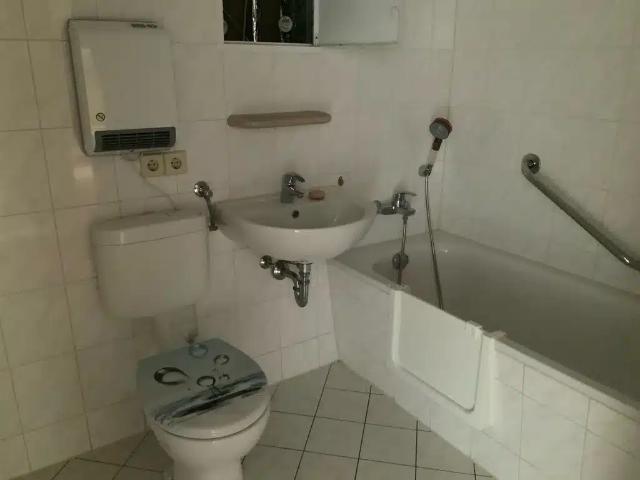 Hoch hinaus: 3 Zimmerwohnung mit Balkon und Aufzug in 9. Etage
