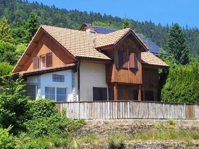Hoch stehende, freistehende Villa
