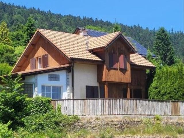 Hoch stehende, freistehende Villa