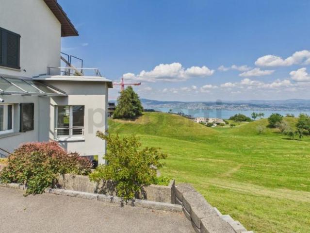 Hoch über dem Zürichsee mit unverbaubarem Seeblick