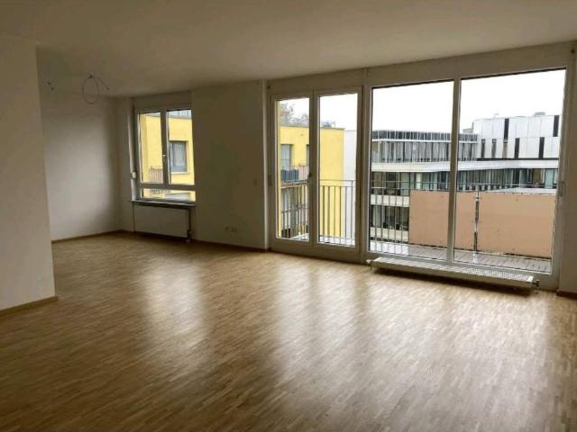 Hochgeschossige 4 Zimmer Wohnung mit Balkon in Frankfurt am Main, Voltastraße