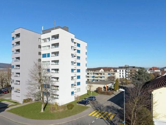 Hochhaus in ländlicher Umgebung