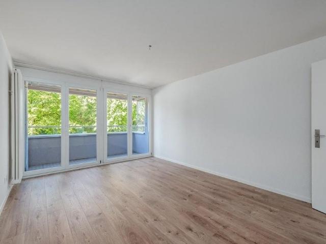 Hochhaus in ländlicher Umgebung