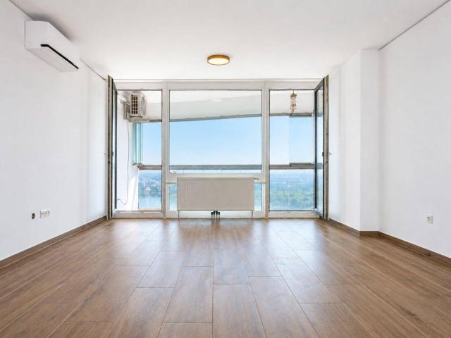 Hochhaus Neue Donau | Sanierte Wohnung mit Loggia