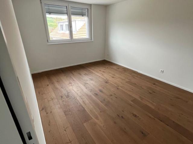 Hochmoderne & smarte 3.5 Zimmer Wohnung mit Balkon, Keller & Tiefgarage in Oberhallau