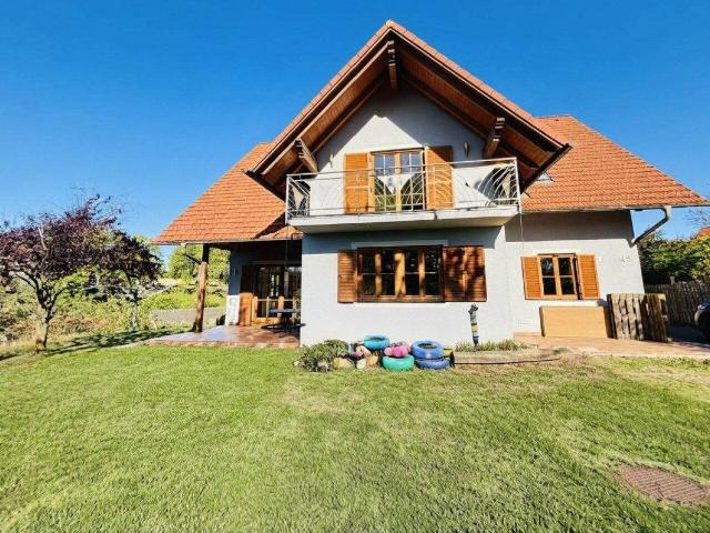 Hochstraden: Idyllische Höhenlage trifft großzügiges Wohnen 1344 m2 Grundstück, 218 m2 NFL, 5 Zimmer, Gargage und Caport!