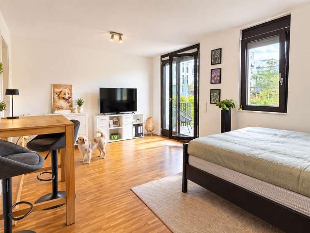 Hochparterre: Gepflegtes, möbliertes 1 Zimmer Apartment mit Balkon, Küche und Tiefgaragenstellplatz