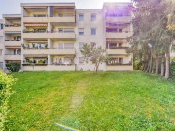 Hochparterre mit Balkon gute Raumaufteilung Bad mit Fenster inklusive älterer Einbauküche & TG Stellplatz