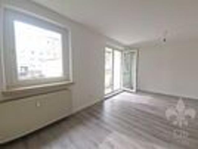 Hochparterre Wohnung mit 2 Zimmern, offener Küche und Balkon in Nähe der Uniklinik