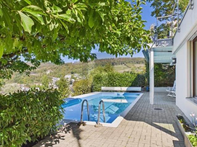 HOCHWERTIG MIT EIGENEM POOL UND PANORAMABLICK