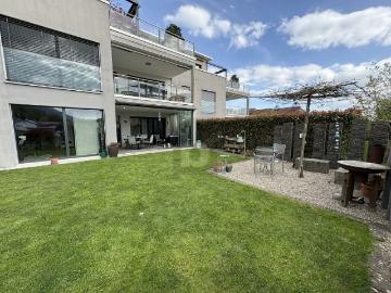 HOCHWERTIG MIT GROSSEM GARTEN UND SITZPLATZ