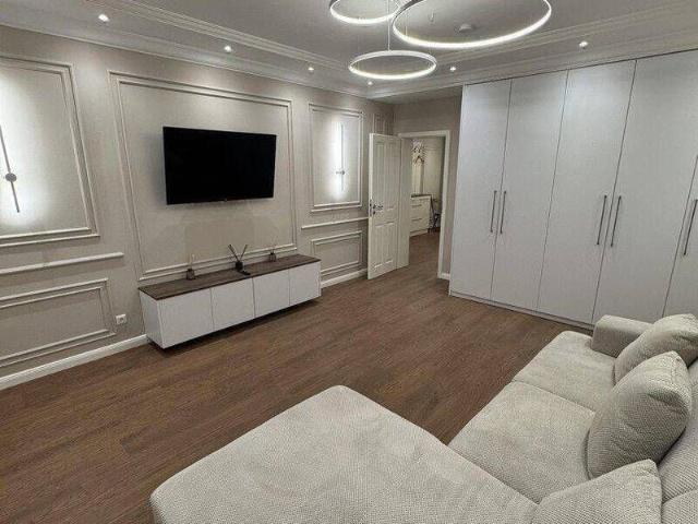 Hochwertig möblierte 2 Zimmer Wohnung mit Balkon, Einbauschränken & elektrischen Rollläden