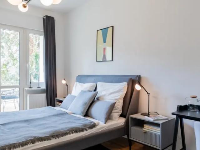 Hochwertig möblierte 2 Zimmer Wohnung mit Balkon im Reuterkiez