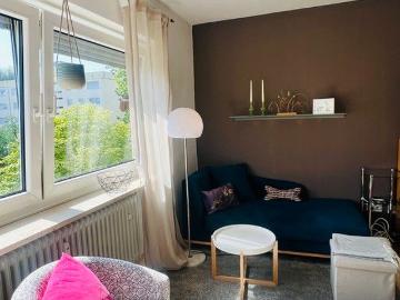 Hochwertig möblierte, großzügige 1 Zimmerwohnung mit Balkon