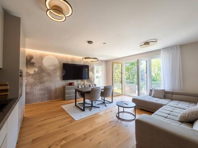 Hochwertig möblierte Luxuswohnung in Bestlage! 3 Zimmer | Überdachter Balkon | Tiefgaragenplatz inklusive| Blick ins Grün | Zwichen Bahnhof und Innenstadt gelegen