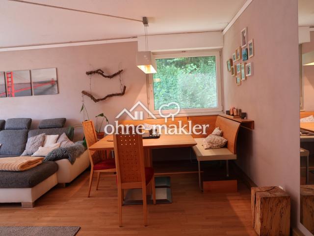 Hochwertig modernisierte 3,5 Zimmer Eigentumswohnung mit Eichenparkett, Balkon und Garage