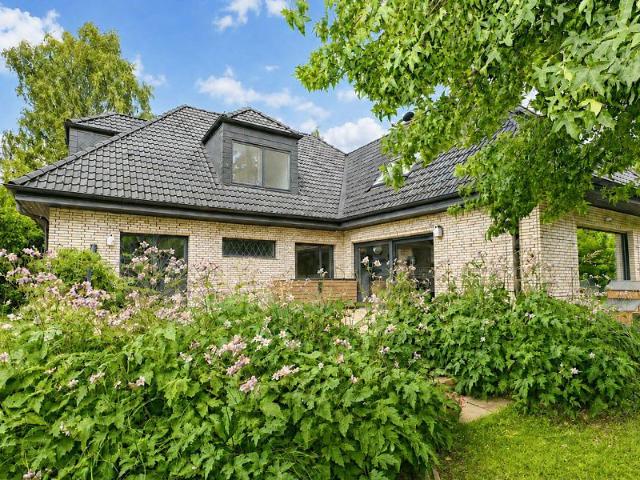 Hochwertig modernisierte 3 Zimmer Wohnung mit Garten, Stellplatz und ca. 110 m² Wohnfläche…