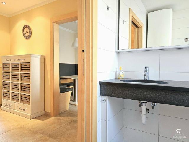 Hochwertig modernisierte 4 Zimmer Wohnung mit 2 Balkonen und Garage