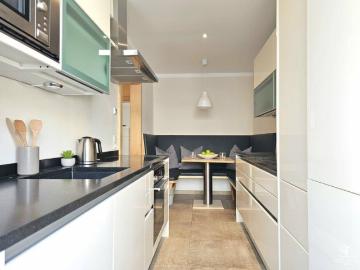 Hochwertig modernisierte 4 Zimmer Wohnung mit 2 Balkonen und Garage
