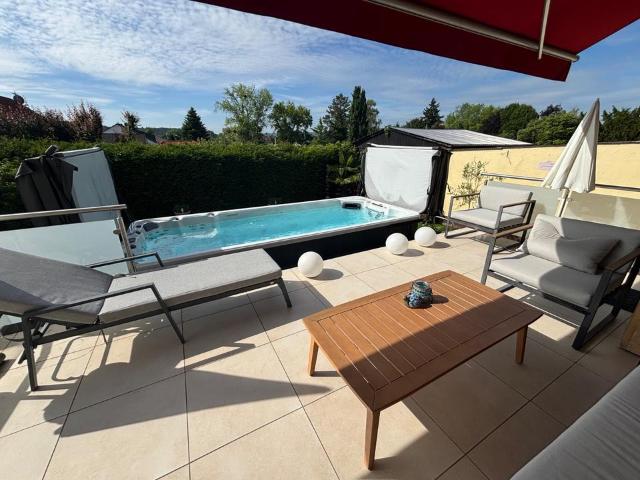 Hochwertig, modernisierte Eigentumswohnung mit Schwim Spa