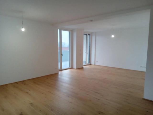 hochwertig ausgestattete 3 Zimmer Wohnung mit großzügigem Balkon und möblierter Küche