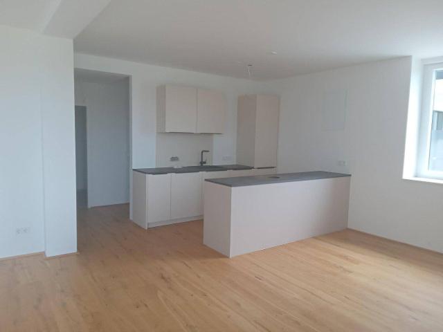 hochwertig ausgestattete 3 Zimmer Wohnung mit großzügigem Balkon und möblierter Küche