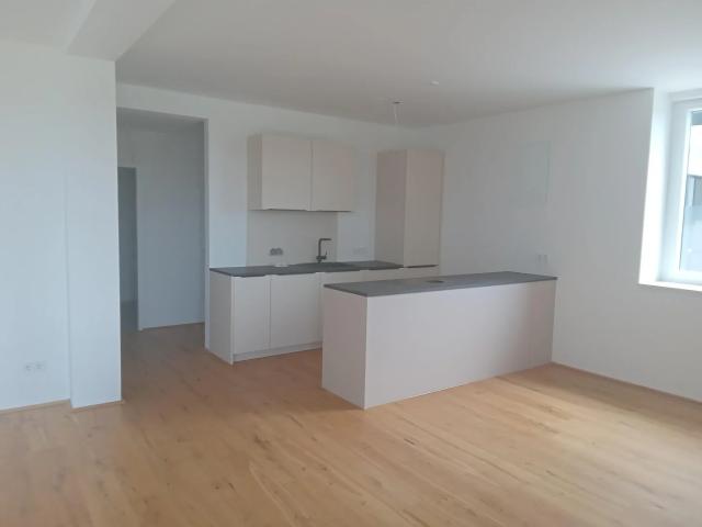 hochwertig ausgestattete 3 Zimmer Wohnung mit großzügigem Balkon und möblierter Küche