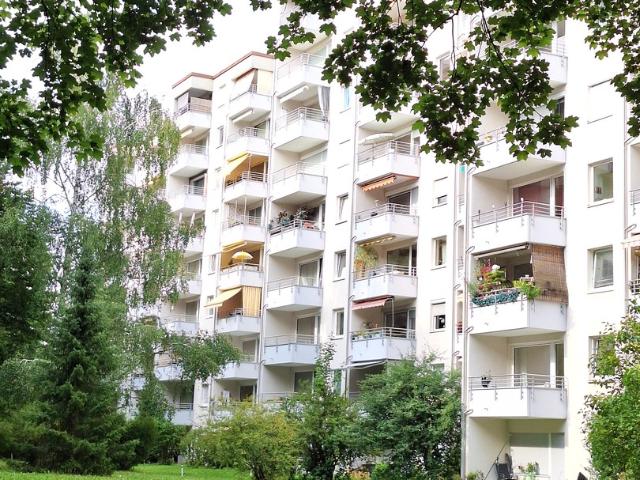 Hochwertig komplettsanierte 3 Zi. Erdgeschossterrassenwohnung in München, Fürstenried, am Waldrand