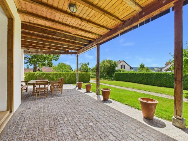 Hochwertig renoviert mit Bauernhaus Charme, grosser Veranda und Seesicht