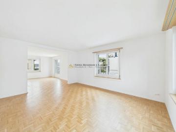 Hochwertig renovierte 3.5 Zimmerwohnung mit traumhafter Dachterrasse